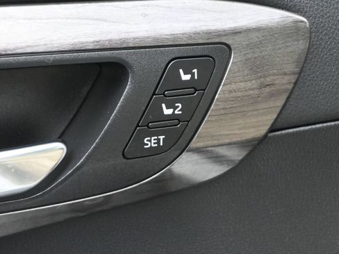 Used 2024 Toyota Highlander Platinum AWD/4WD image 4