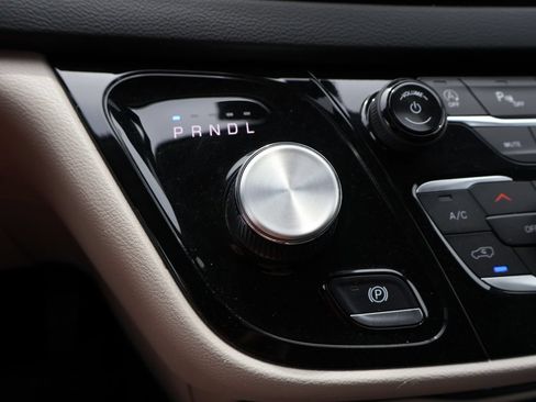 Used 2024 Chrysler Pacifica Touring-L FWD image 31