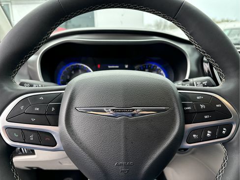 Used 2024 Chrysler Pacifica Touring-L image 13