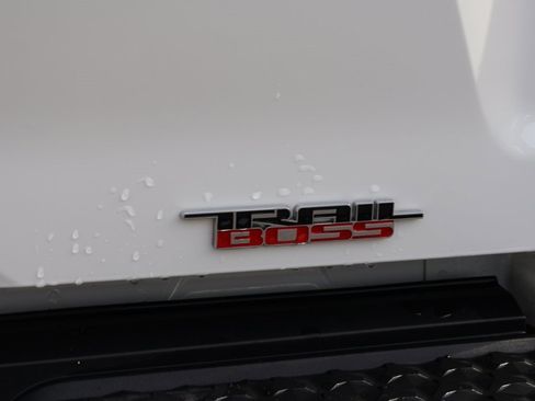 Used 2024 Chevrolet Colorado Trail Boss w/ Technology Package image 9