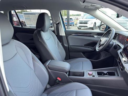 New 2025 Volkswagen Tiguan SE image 9