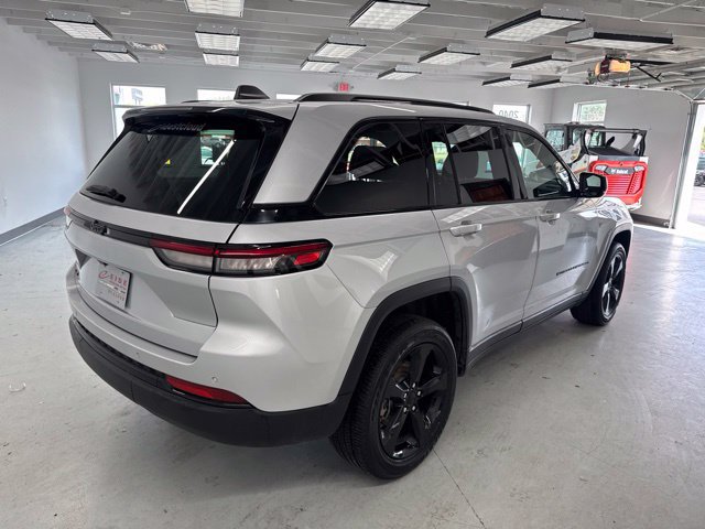 Used 2023 Jeep Grand Cherokee Altitude AWD/4WD image 15