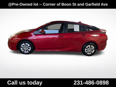 Used 2016 Toyota Prius Four FWD image 2