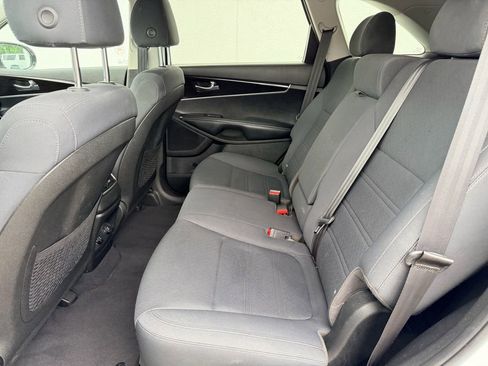 Used 2019 Kia Sorento AWD V6 image 12