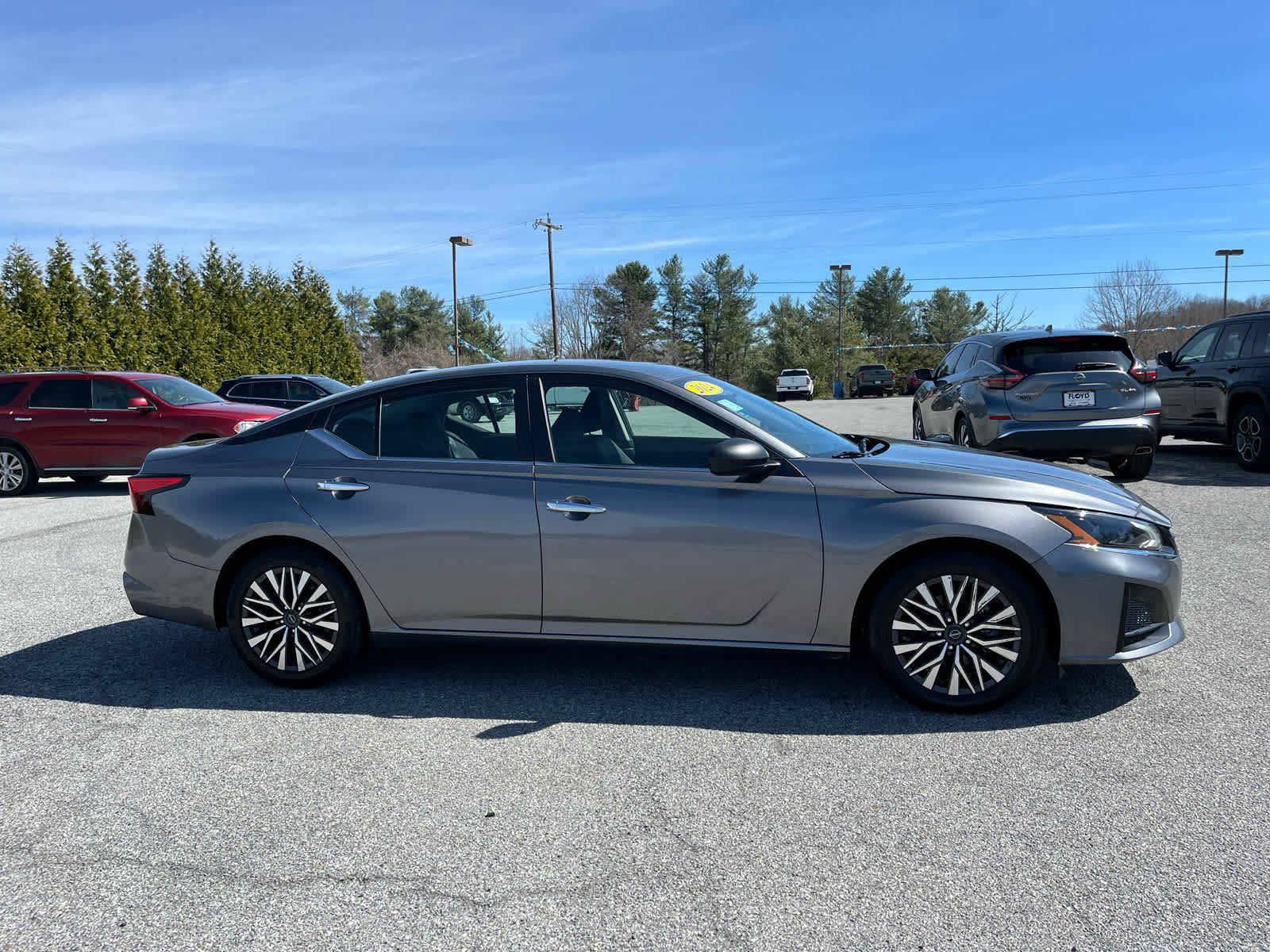 Used 2024 Nissan Altima 2.5 SV FWD image 2