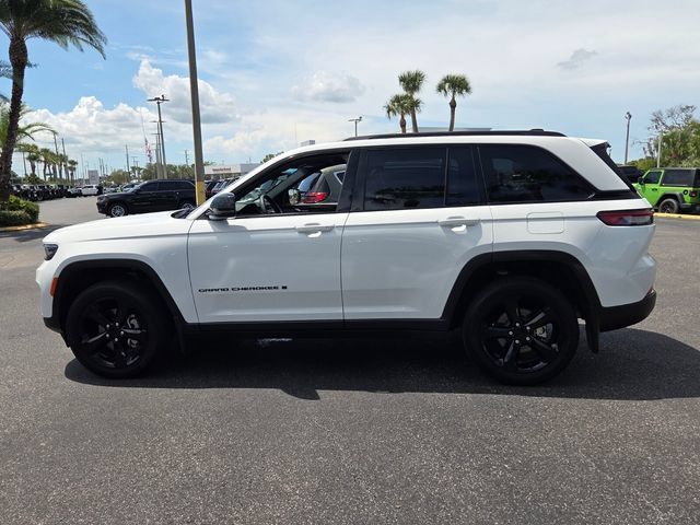 Used 2025 Jeep Grand Cherokee Altitude AWD/4WD image 4