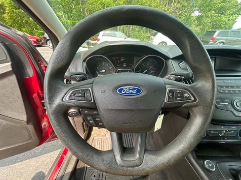 Used 2016 Ford Focus SE w/ SE Power Seat Package image 19