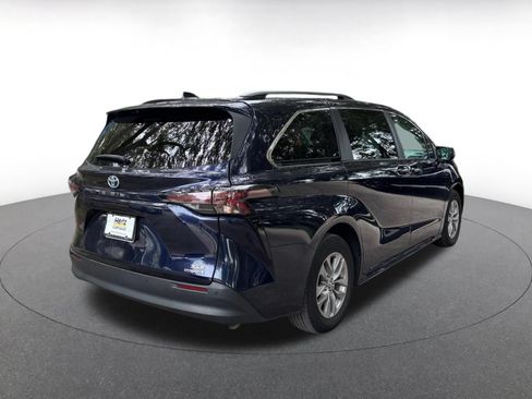 Used 2024 Toyota Sienna XLE FWD image 12