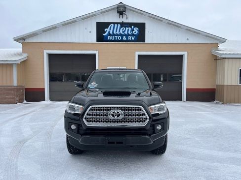 Used 2017 Toyota Tacoma TRD Sport image 2