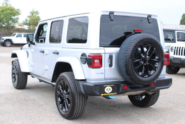 Used 2024 Jeep Wrangler Unlimited Sahara AWD/4WD image 3