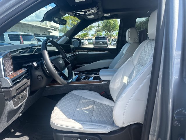 Used 2026 Cadillac Escalade Platinum Sport w/ LPO, ONYX Package AWD/4WD image 9