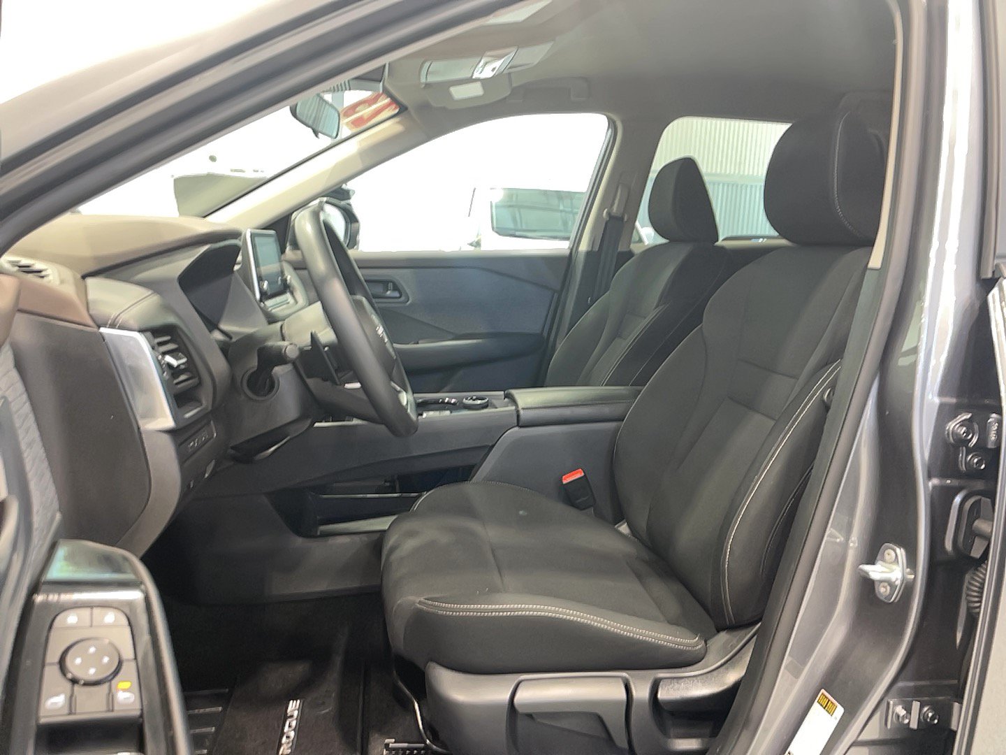Used 2023 Nissan Rogue S AWD/4WD image 10