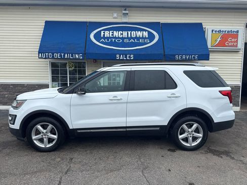 Used 2017 Ford Explorer XLT w/ Equipment Group 202A AWD/4WD image 2