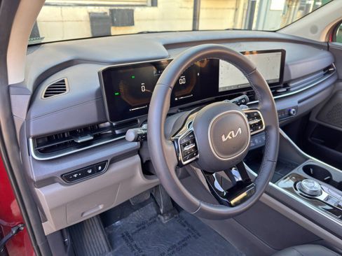 Used 2025 Kia Carnival EX FWD image 13