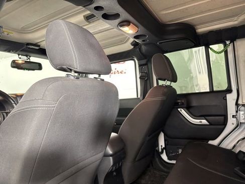 Used 2015 Jeep Wrangler Unlimited Rubicon w/ Connectivity Group image 14