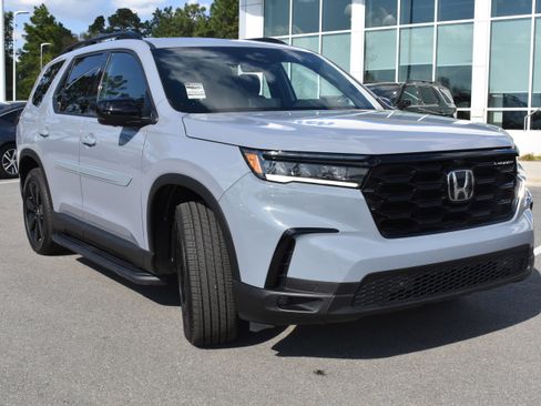 Certified 2025 Honda Pilot Black Edition image 3