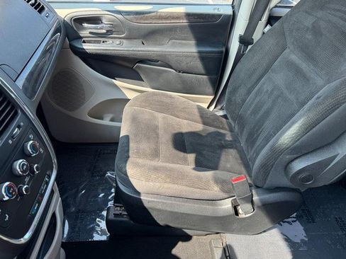 Used 2019 Dodge Grand Caravan SE w/ UConnect Hands-Free Group FWD image 15