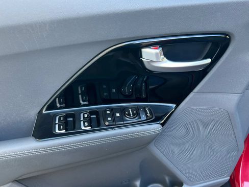 Used 2017 Kia Niro EX FWD image 13