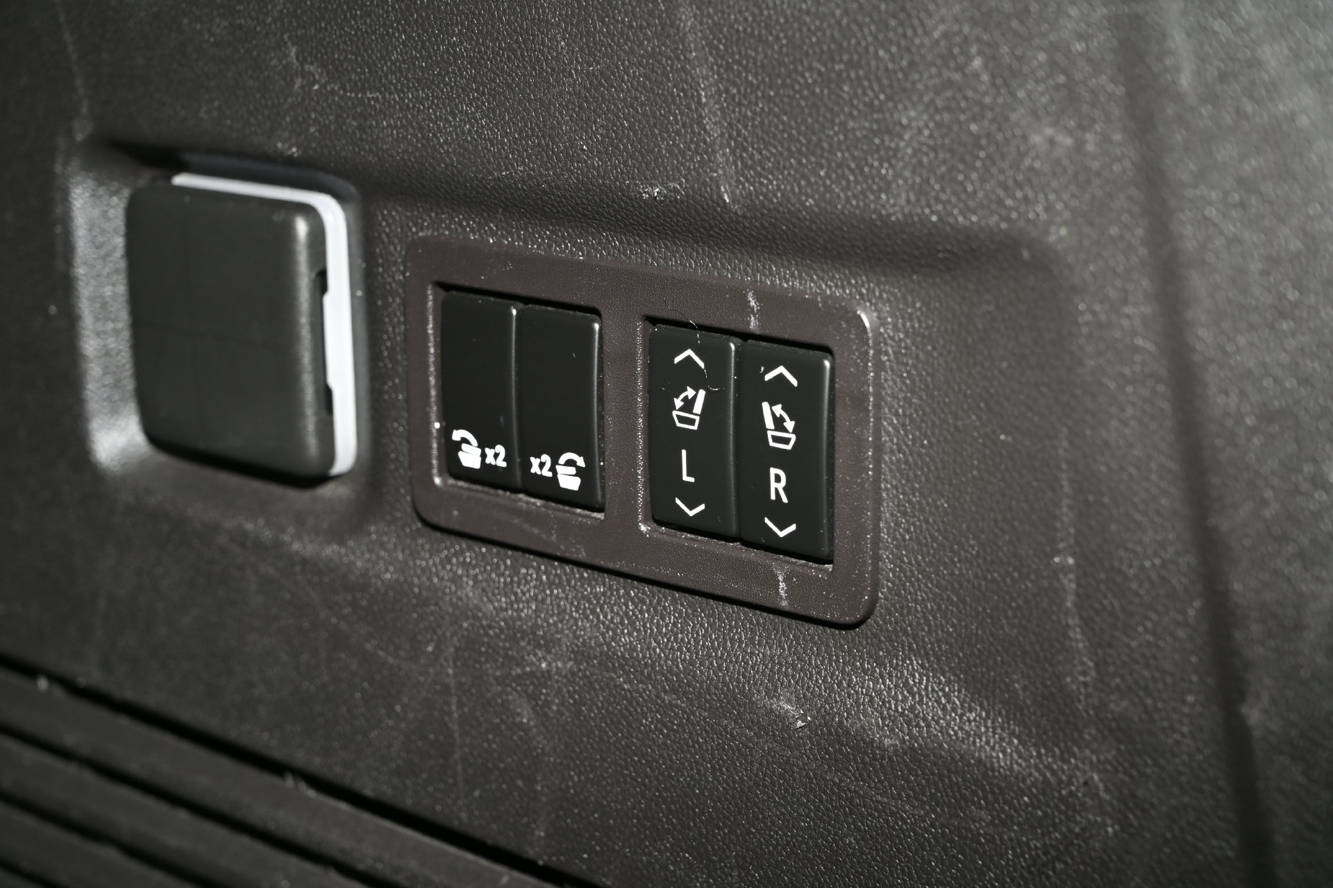 Used 2023 GMC Yukon XL Denali RWD image 11