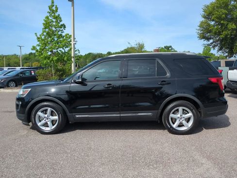 Used 2018 Ford Explorer XLT w/ Equipment Group 201A FWD image 3