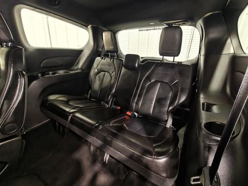 Used 2025 Chrysler Pacifica Select image 29