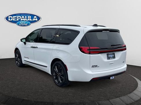 Used 2024 Chrysler Pacifica Touring-L w/ Road Tripper Package AWD/4WD image 4