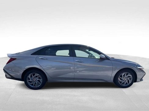 New 2026 Hyundai Elantra Blue image 5
