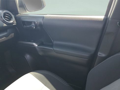 Used 2020 Toyota Tacoma TRD Sport image 16