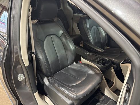 Used 2020 Chrysler Pacifica Touring-L image 36