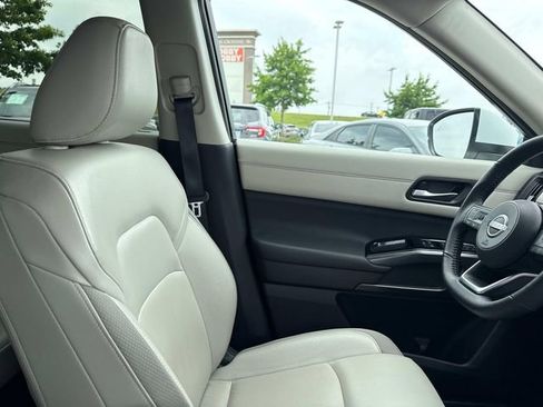 Used 2025 Nissan Pathfinder SL AWD/4WD image 16