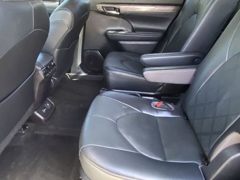 Used 2023 Toyota Highlander Platinum image 21