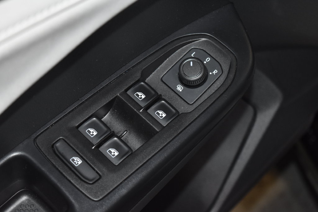 Used 2025 Volkswagen Taos SE AWD/4WD image 5