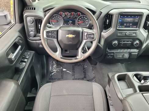 Used 2022 Chevrolet Silverado 2500 Custom w/ Custom Value Package AWD/4WD image 9