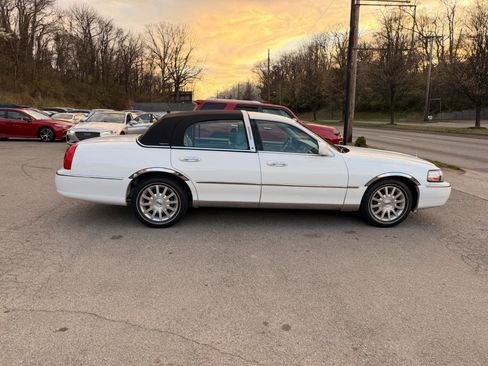 Used 2007 Lincoln Town Car Signature image 4