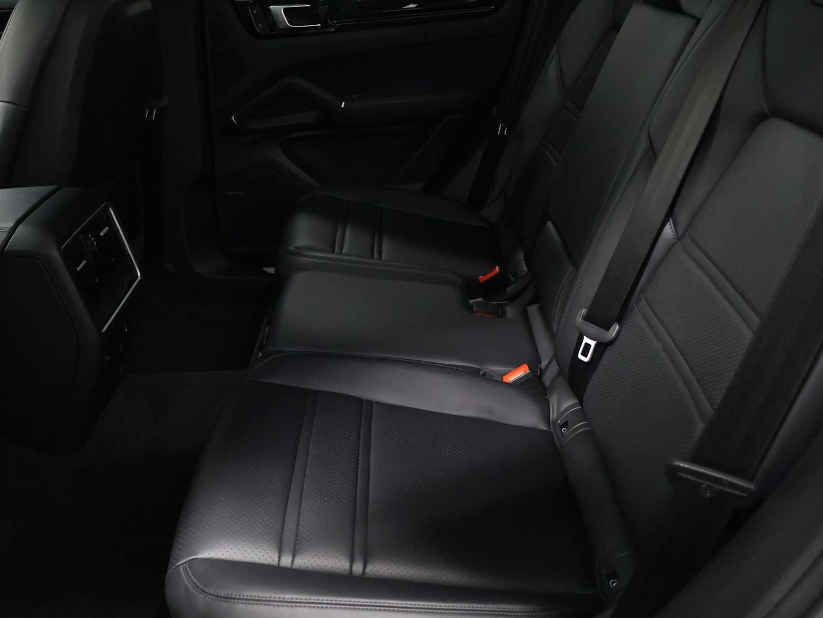 Used 2022 Porsche Cayenne AWD/4WD image 36