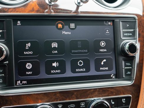 Used 2017 Bentley Bentayga image 24