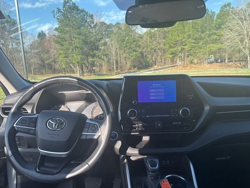 Used 2024 Toyota Highlander LE image 11