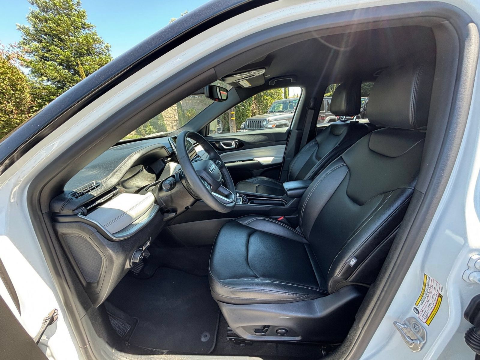 Used 2025 Jeep Compass Limited AWD/4WD image 27