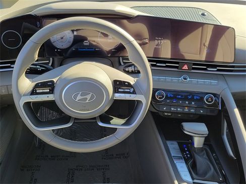 Used 2024 Hyundai Elantra SEL w/ Convenience Package image 4