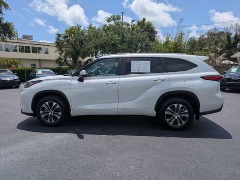 Used 2023 Toyota Highlander XLE AWD/4WD image 7