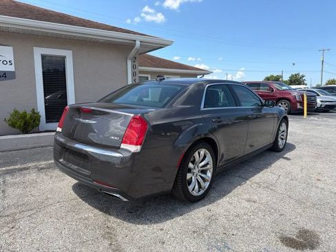 Used 2017 Chrysler 300 Limited RWD image 5