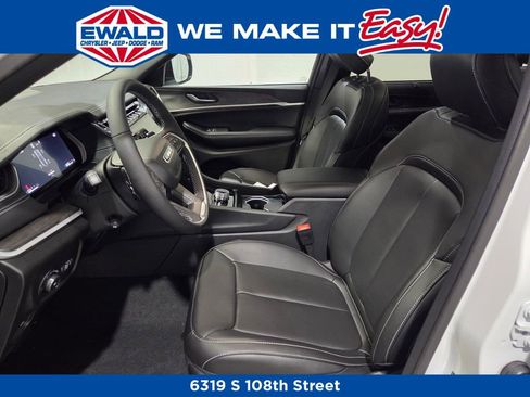 New 2025 Jeep Grand Cherokee Limited w/ Luxury Tech Group II image 6