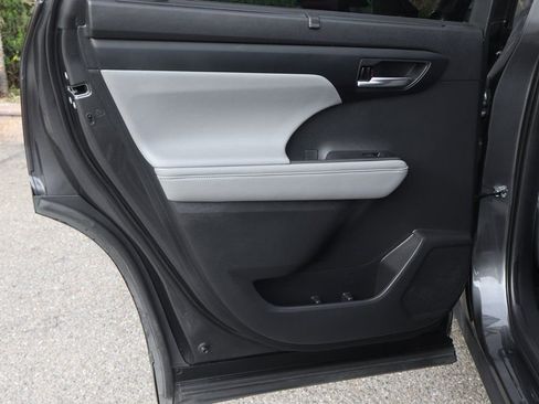 Used 2021 Toyota Highlander XLE image 41