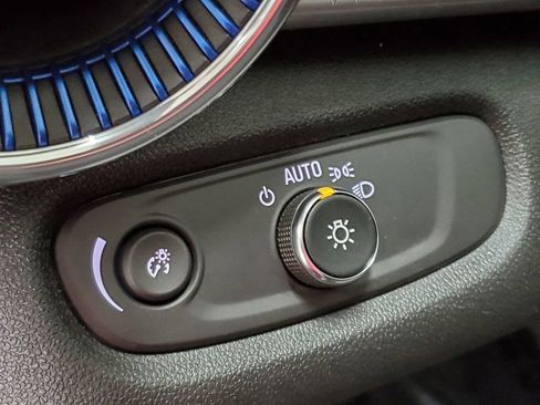 Used 2025 Chevrolet Trax LT w/ LT Convenience Package FWD image 30