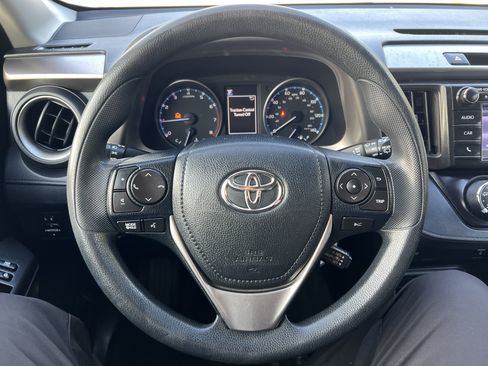 Used 2018 Toyota RAV4 LE FWD image 15