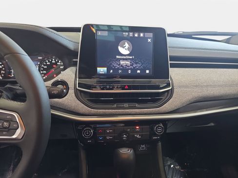 Used 2025 Jeep Compass Latitude image 20