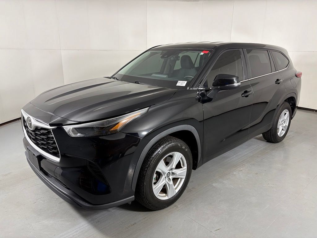 Used 2023 Toyota Highlander L FWD image 4