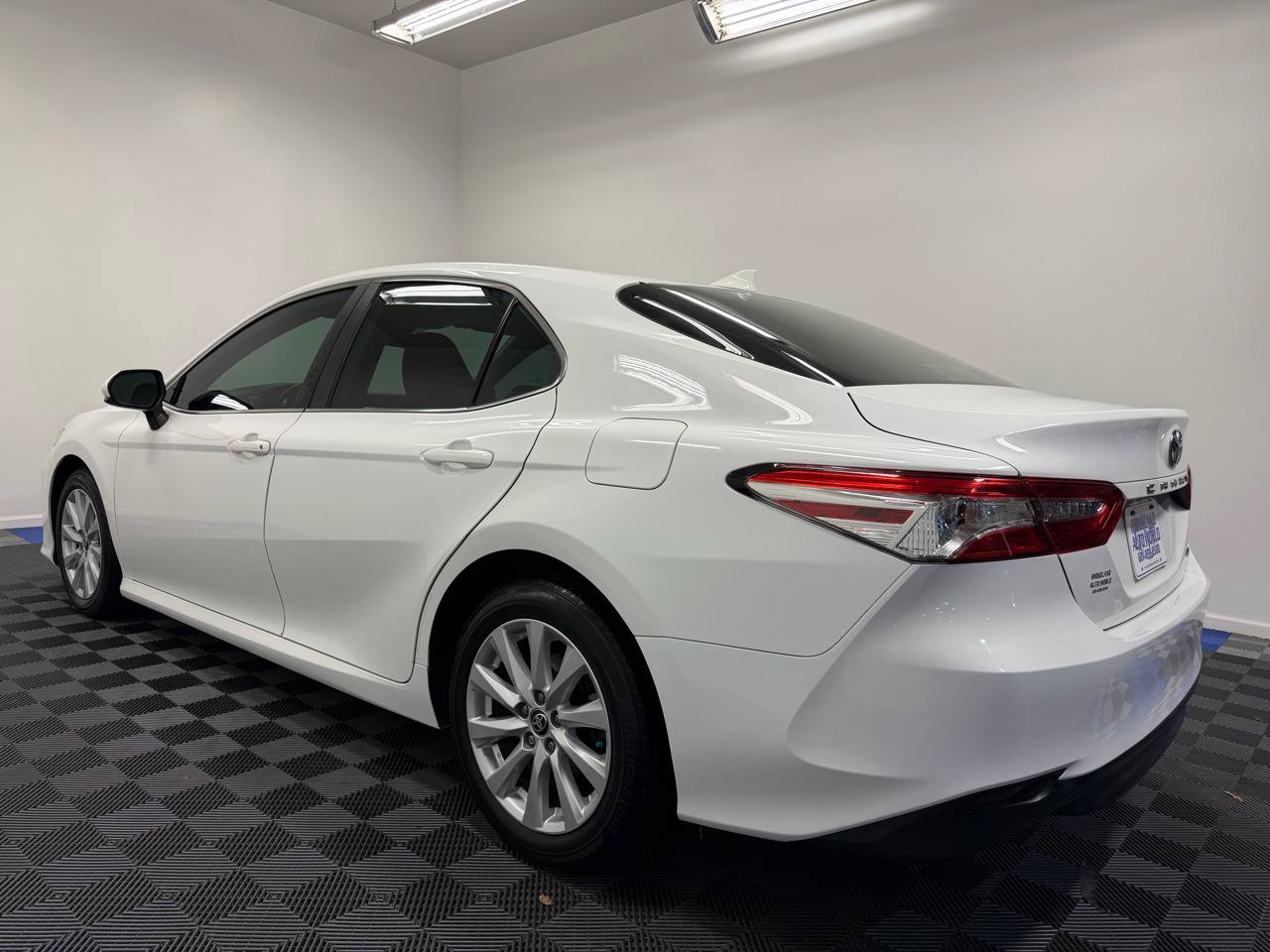 Used 2020 Toyota Camry LE FWD image 10