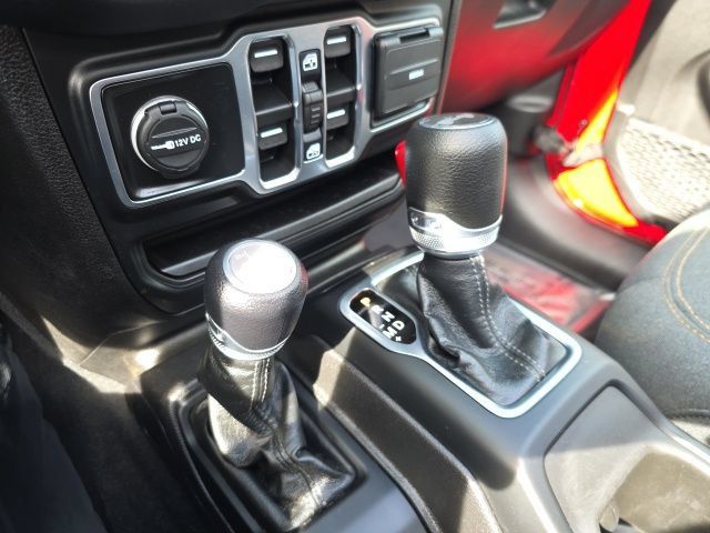 Used 2025 Jeep Wrangler Unlimited Sahara w/ Safety Group AWD/4WD image 32