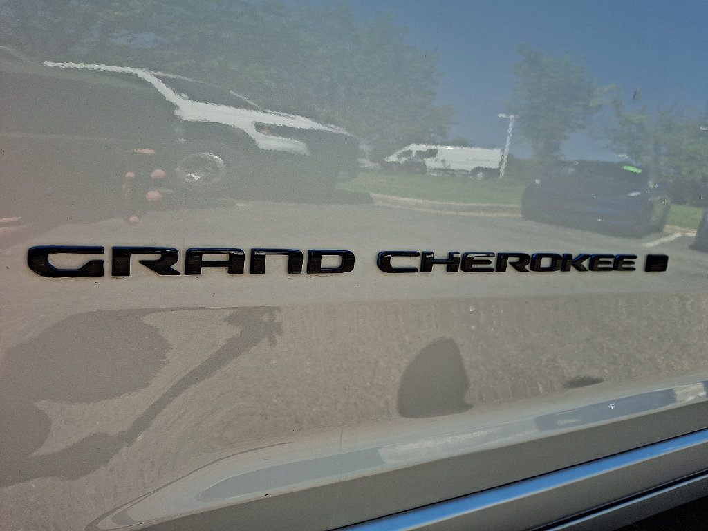 Used 2023 Jeep Grand Cherokee 30th Anniversary AWD/4WD image 34
